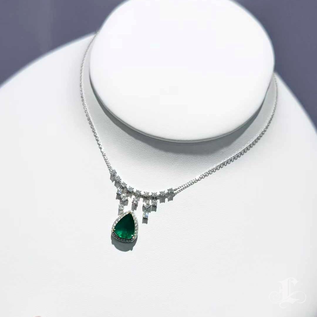 【Énigma】Crown Radiance - Collier de gouttes d'émeraudes et de diamants de 2,7ct certifiés par Guild en vente 3