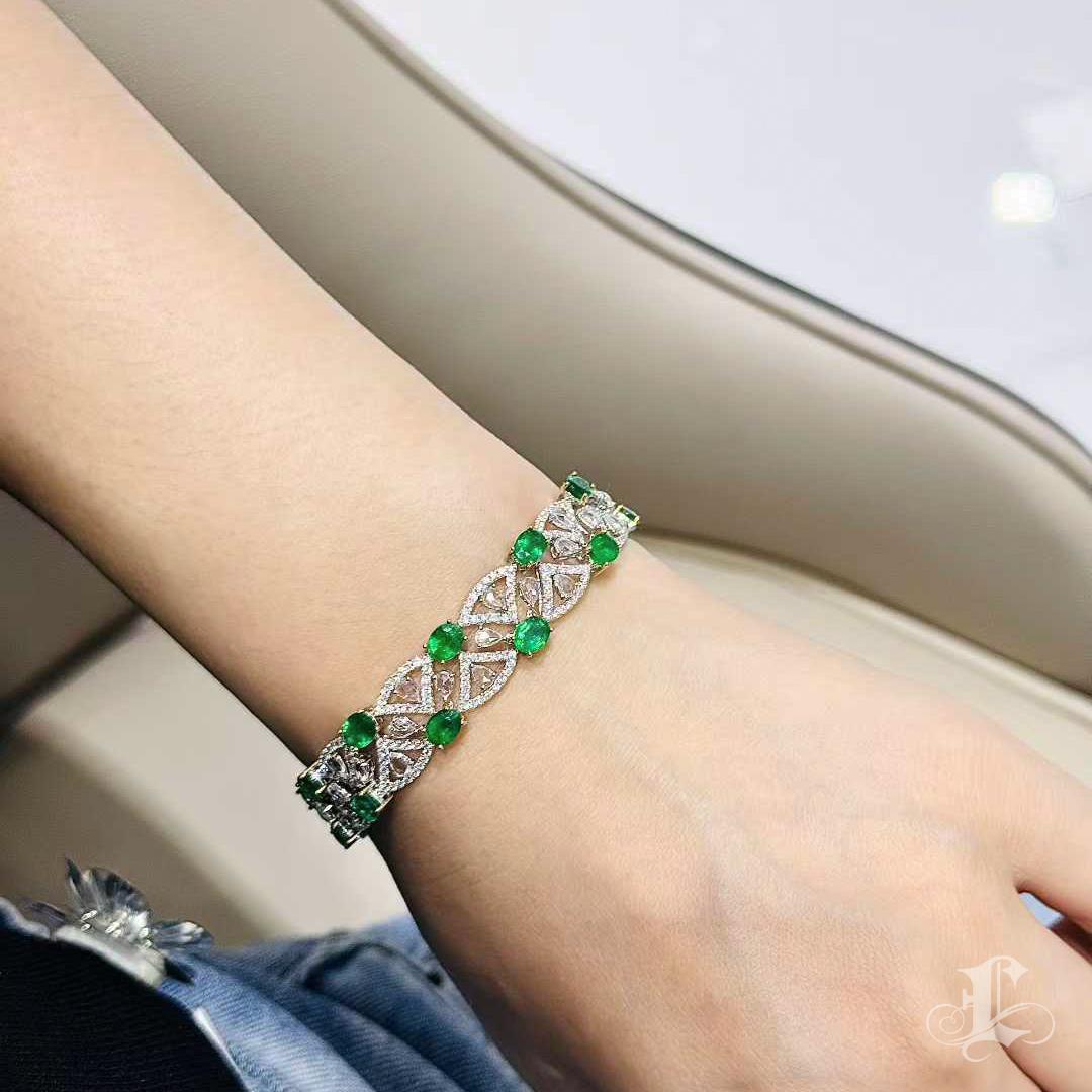 Taille ovale 【Énigma】Crown Radiance - Bracelet en dentelle d'émeraudes et de diamants Panjshir en vente