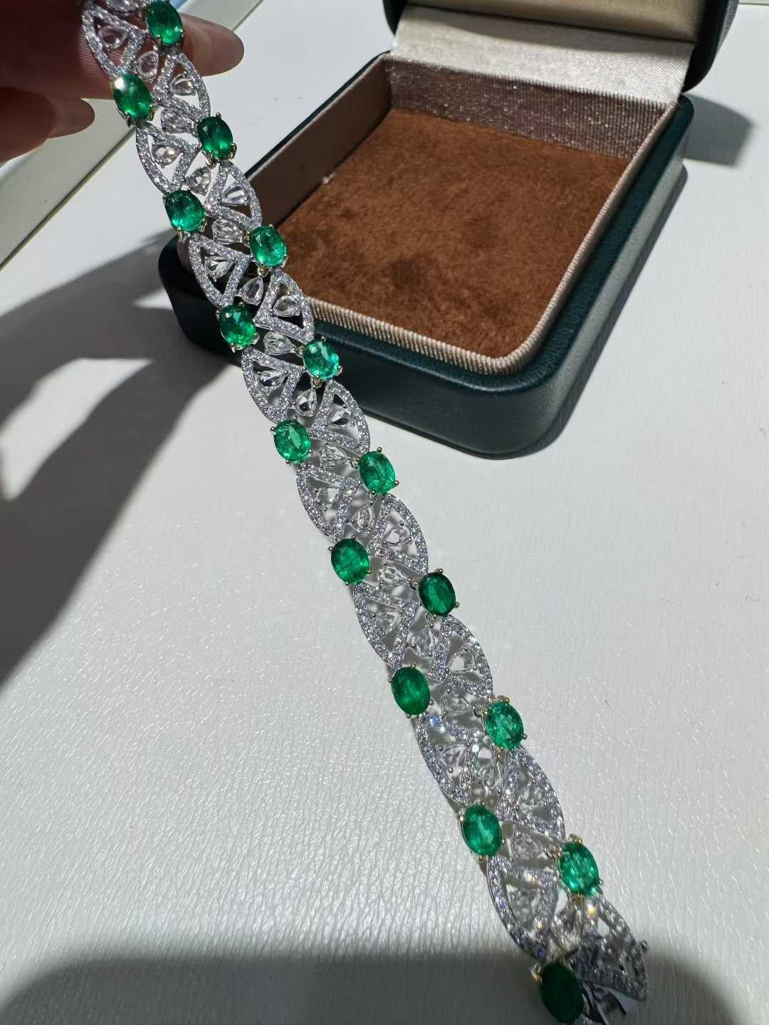 【Énigma】Crown Radiance - Bracelet en dentelle d'émeraudes et de diamants Panjshir en vente 2