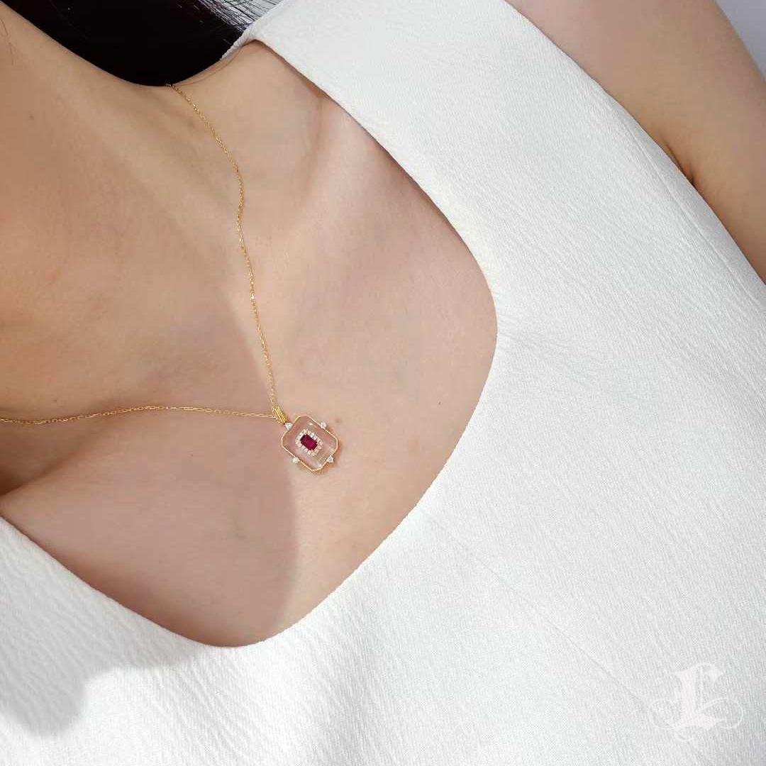 【Énigma】Crystal Window - 0.33ct Rubin & Diamant Anhänger Halskette in 18K Gold (Smaragdschliff) im Angebot