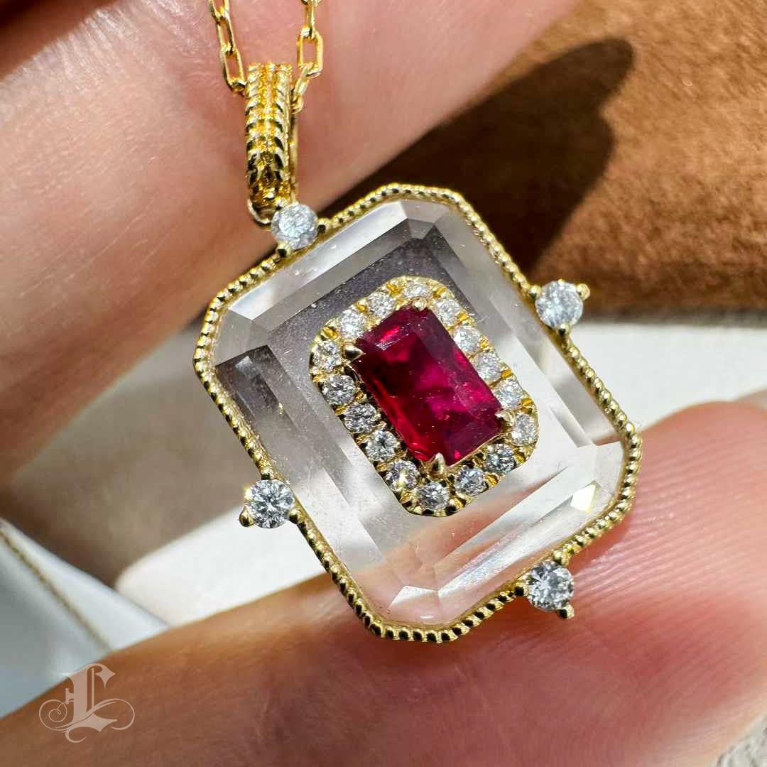 【Énigma】Crystal Window - 0.33ct Rubin & Diamant Anhänger Halskette in 18K Gold im Zustand „Neu“ im Angebot in New York, NY