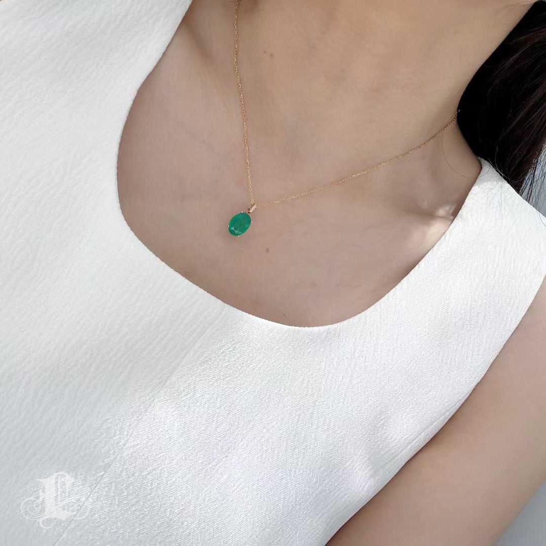 【Énigma】Emerald Glow 3.1ct Grüner Smaragd Diamant 18K Gold Anhänger Halskette (Ovalschliff) im Angebot