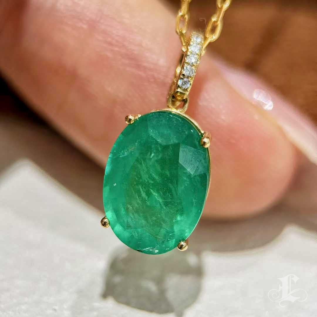 【Énigma】Emerald Glow 3.1ct Grüner Smaragd Diamant 18K Gold Anhänger Halskette im Zustand „Neu“ im Angebot in New York, NY