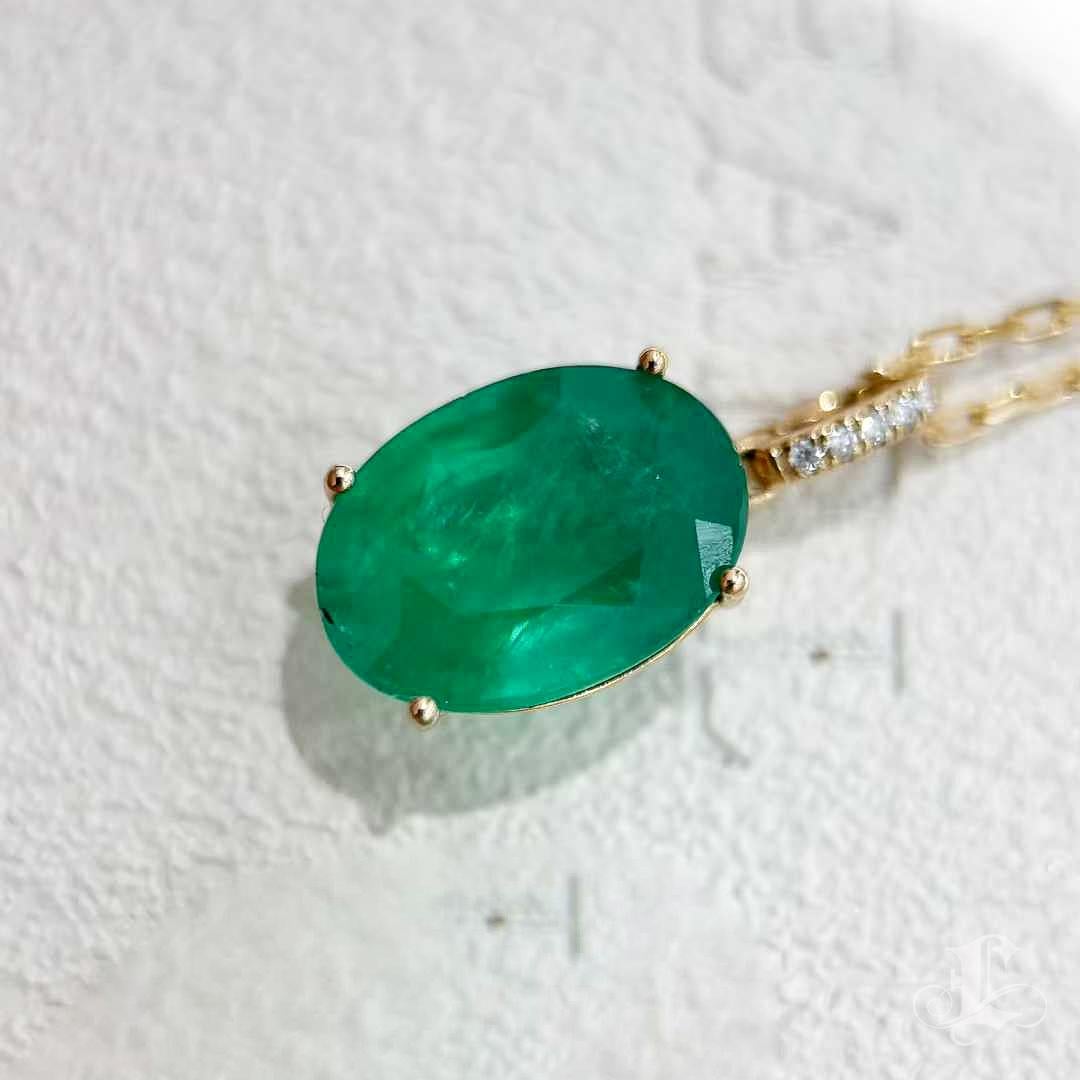 【Énigma】Emerald Glow 3.1ct Grüner Smaragd Diamant 18K Gold Anhänger Halskette im Angebot 2