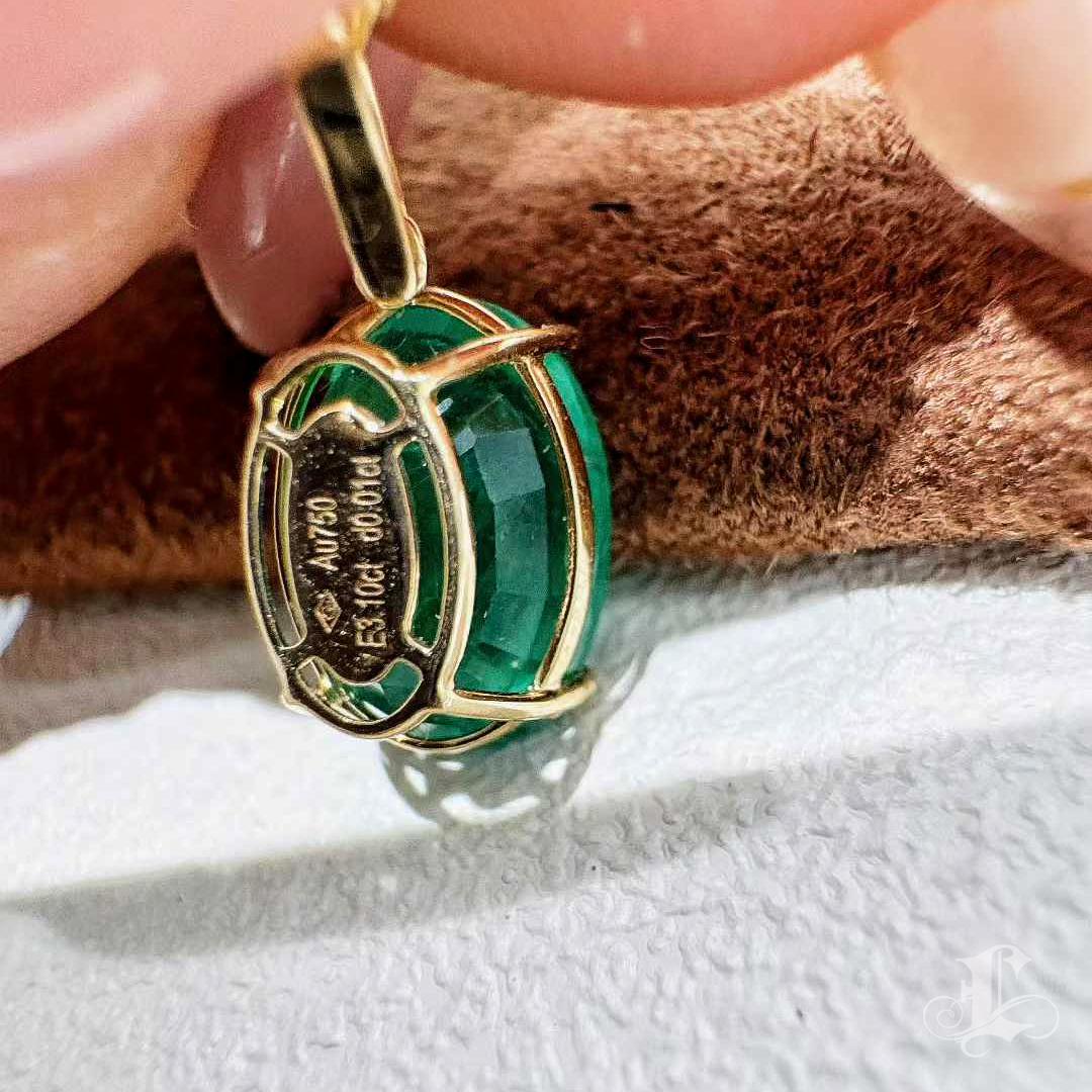 【Énigma】Emerald Glow 3.1ct Grüner Smaragd Diamant 18K Gold Anhänger Halskette im Angebot 3
