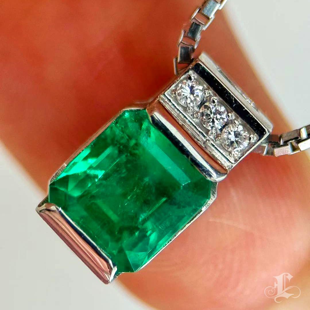 【Énigma】Emeralda - 1.02ct Kolumbianischer Smaragd Halskette im Angebot 2