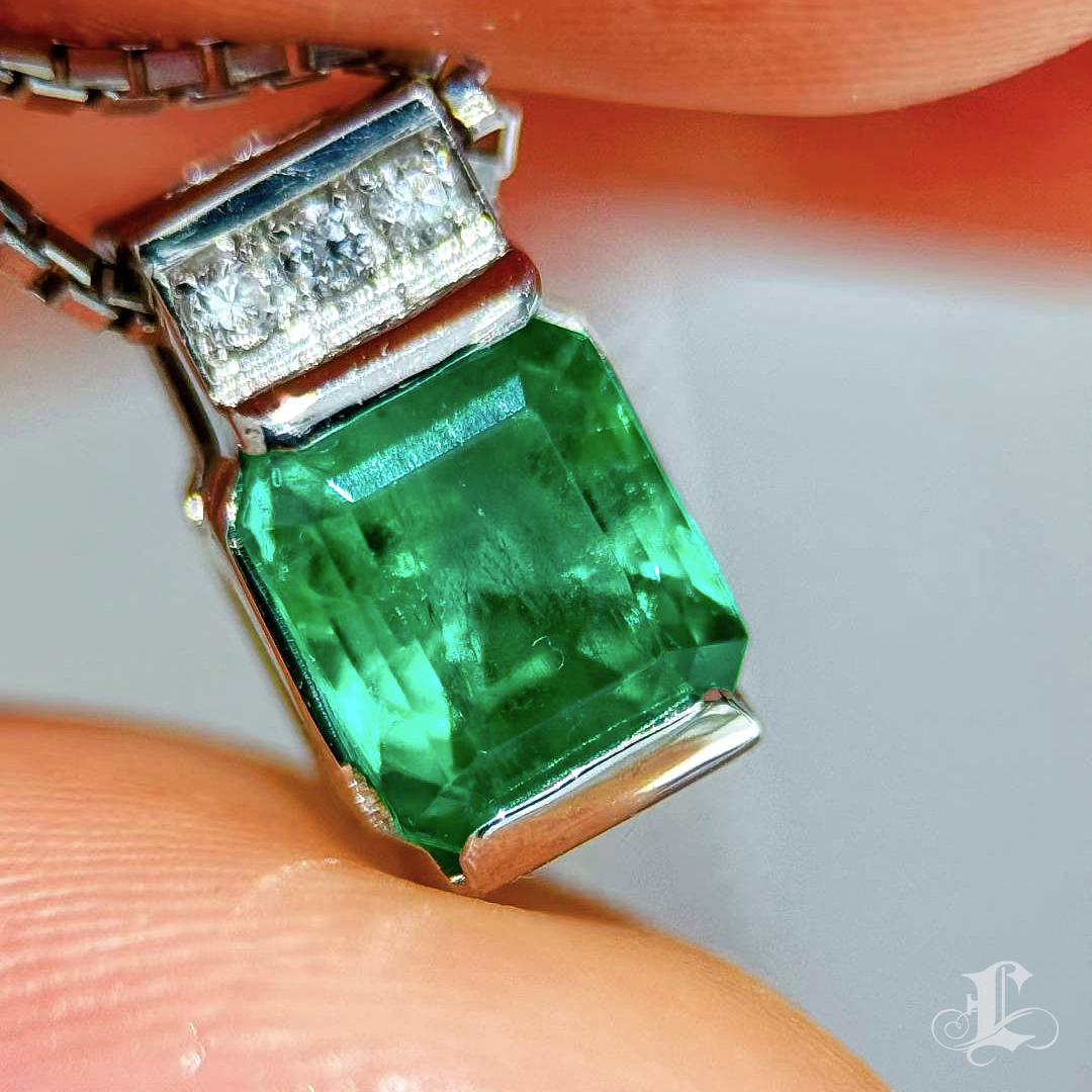 【Énigma】Emeralda - 1.02ct Kolumbianischer Smaragd Halskette im Angebot 4