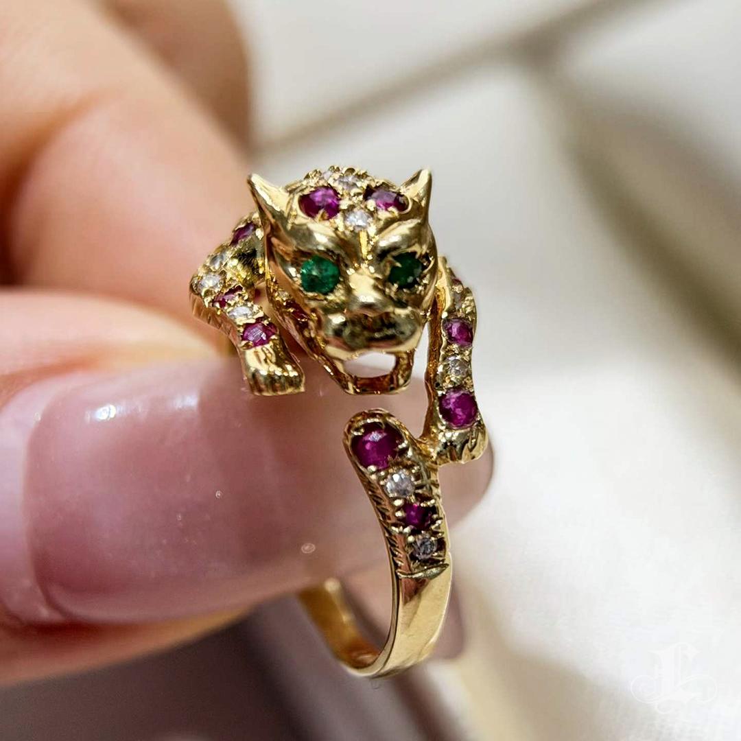 【Énigma】Fierce Grace - Rubin & Smaragd Panther Ring im Zustand „Neu“ im Angebot in New York, NY