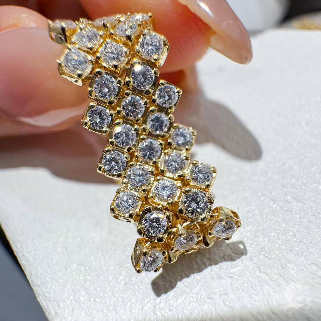 【Énigma】Laccio Flessibile - Anello in oro 18 carati con diamante da 2,2 carati a maglie morbide In condizioni Nuovo in vendita a New York, NY