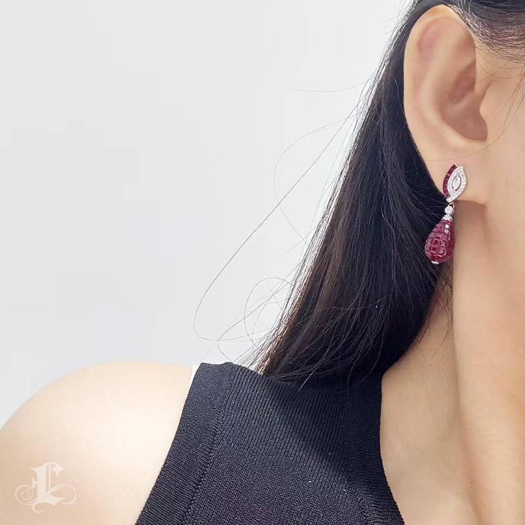 Taille carrée 【Énigma】GAC Certified 13.65ct Imperial Flame Ruby Sculpture Earrings en vente