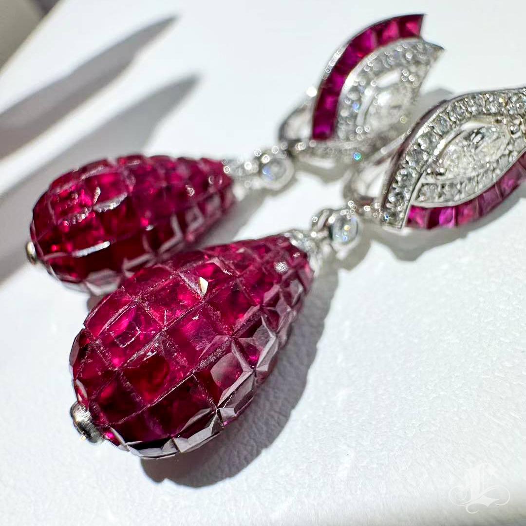 【Énigma】GAC Certified 13.65ct Imperial Flame Ruby Sculpture Earrings en vente 2