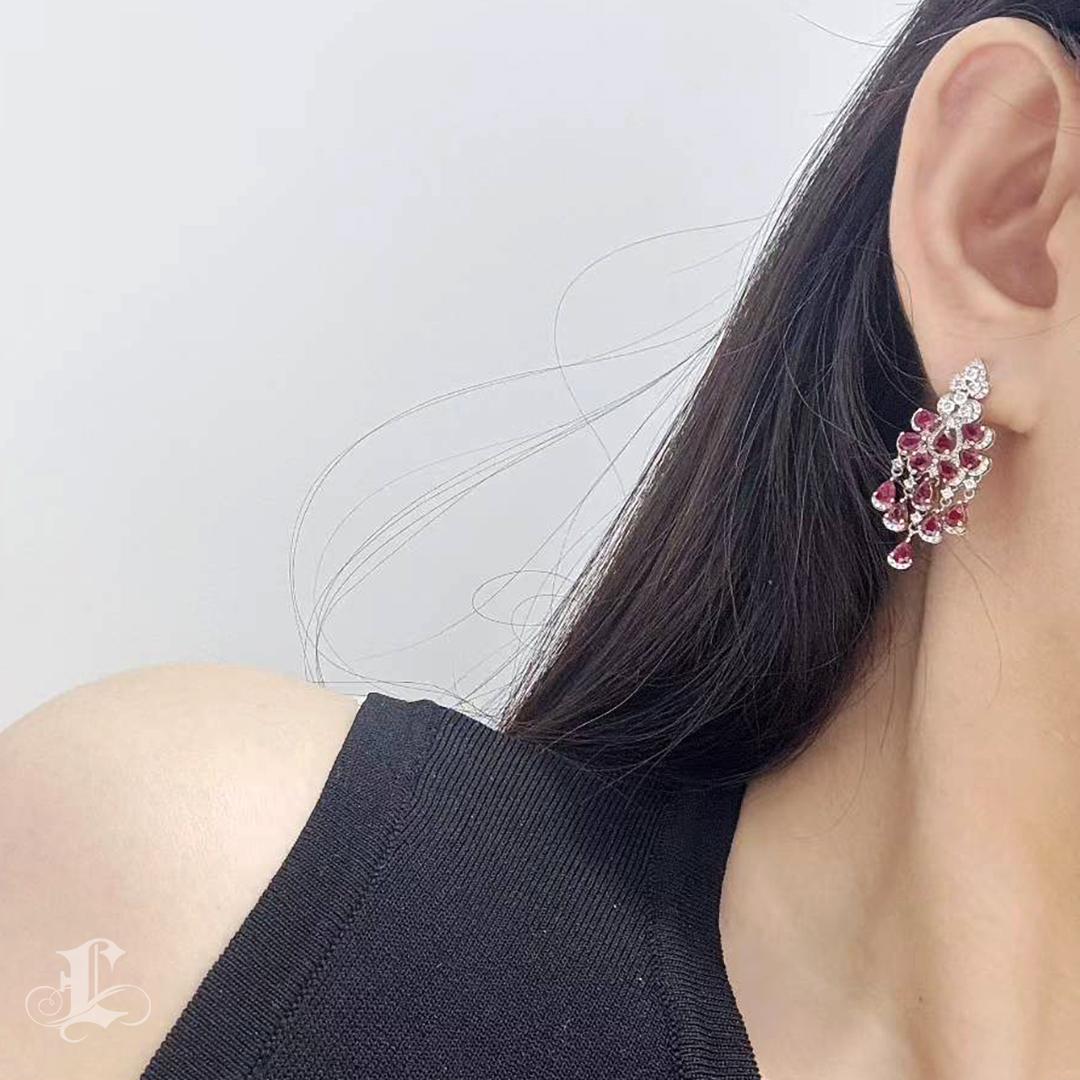 【Énigma】GAC Certified Flame Cascade Pigeon's Blood Ruby Chandelier Earrings Neuf - En vente à New York, NY