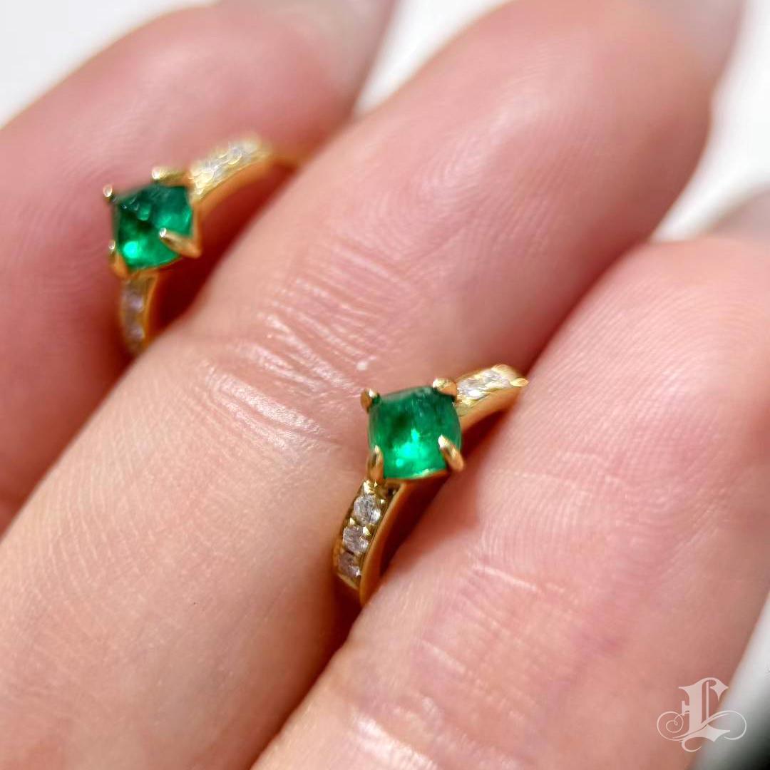 【Énigma】GAC Certified Verdance Arc Colombian Emerald Curve Earrings in 18K Gold In condizioni Nuovo in vendita a New York, NY