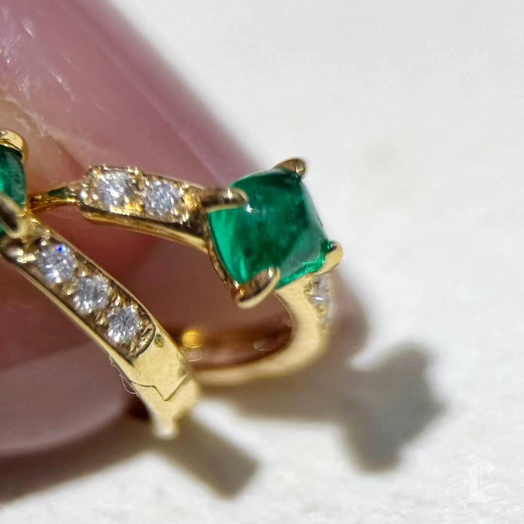 【Énigma】GAC Certified Verdance Arc Colombian Emerald Curve Earrings in 18K Gold in vendita 1
