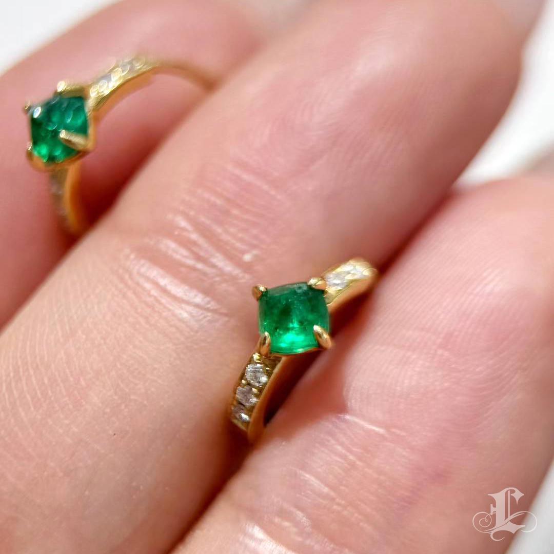 【Énigma】GAC Certified Verdance Arc Colombian Emerald Curve Earrings in 18K Gold in vendita 3