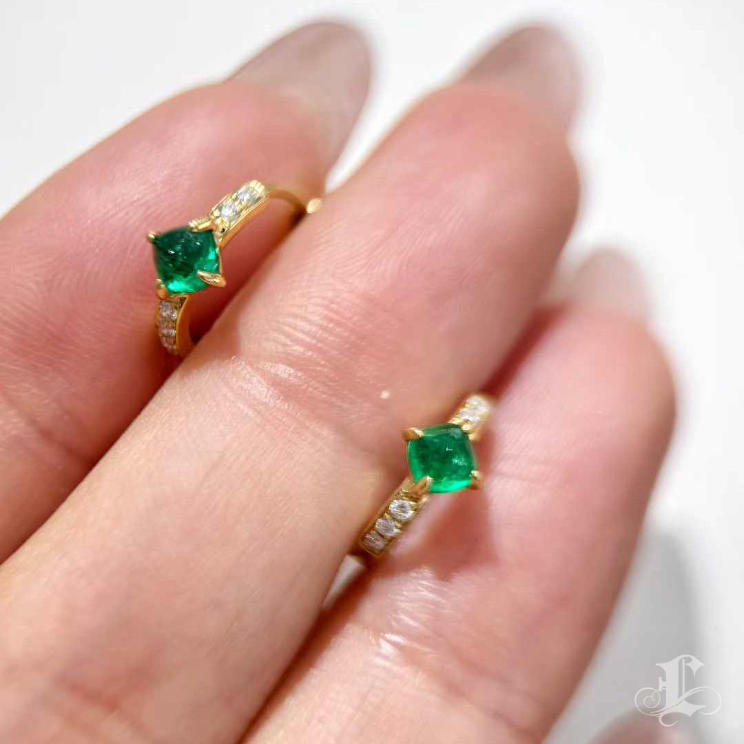 【Énigma】GAC Certified Verdance Arc Colombian Emerald Curve Earrings in 18K Gold in vendita 4