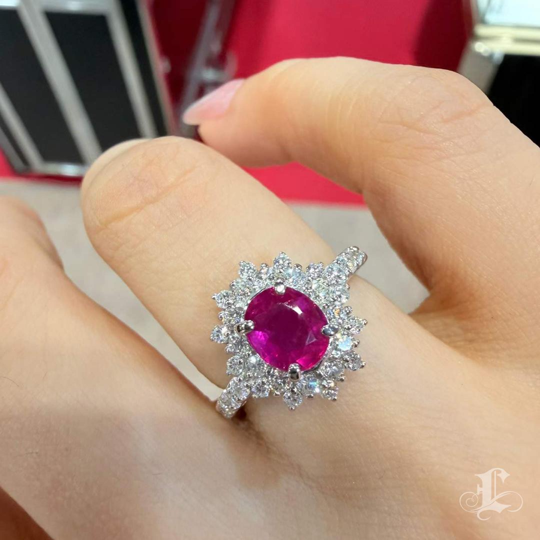Taglio ovale Anello in platino con rubino birmano non riscaldato e diamanti, certificato GIA da 1,21 ct. in vendita