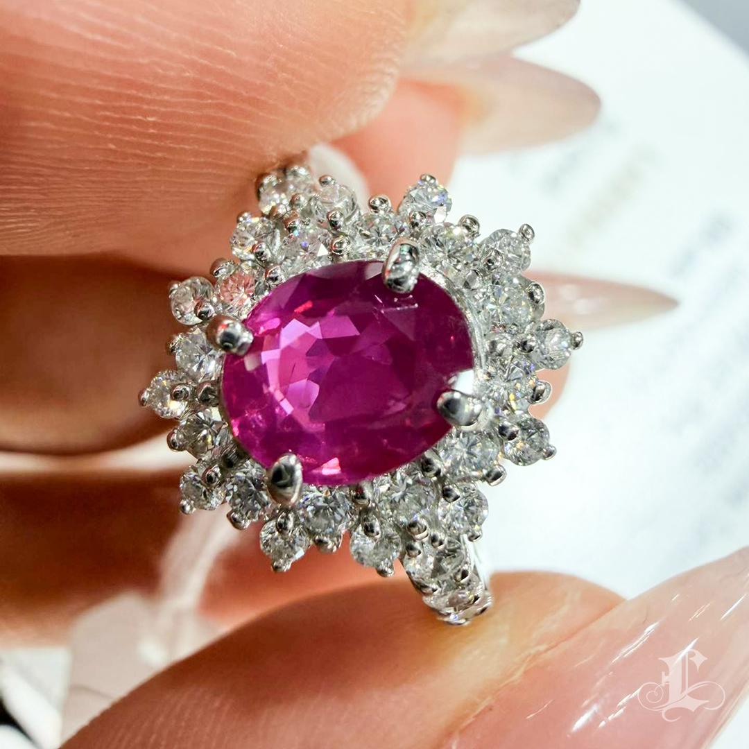 Anello in platino con rubino birmano non riscaldato e diamanti, certificato GIA da 1,21 ct. in vendita 1