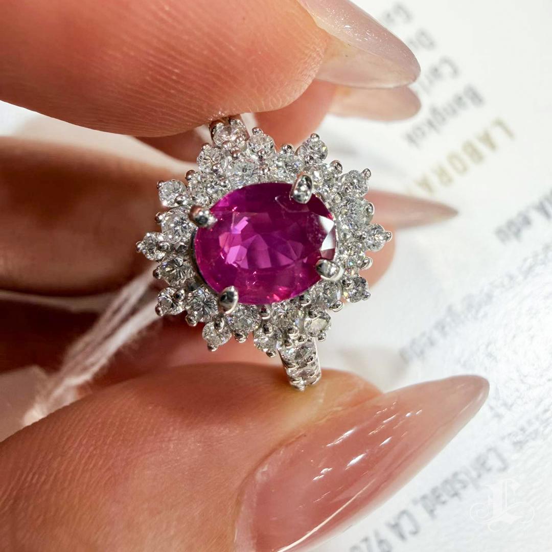 Anello in platino con rubino birmano non riscaldato e diamanti, certificato GIA da 1,21 ct. in vendita 2