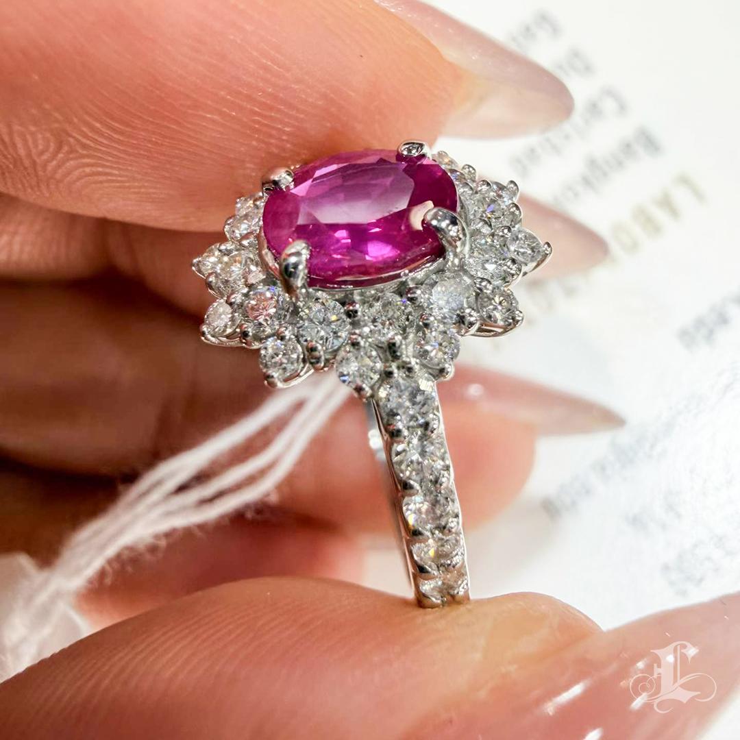 Anello in platino con rubino birmano non riscaldato e diamanti, certificato GIA da 1,21 ct. in vendita 3