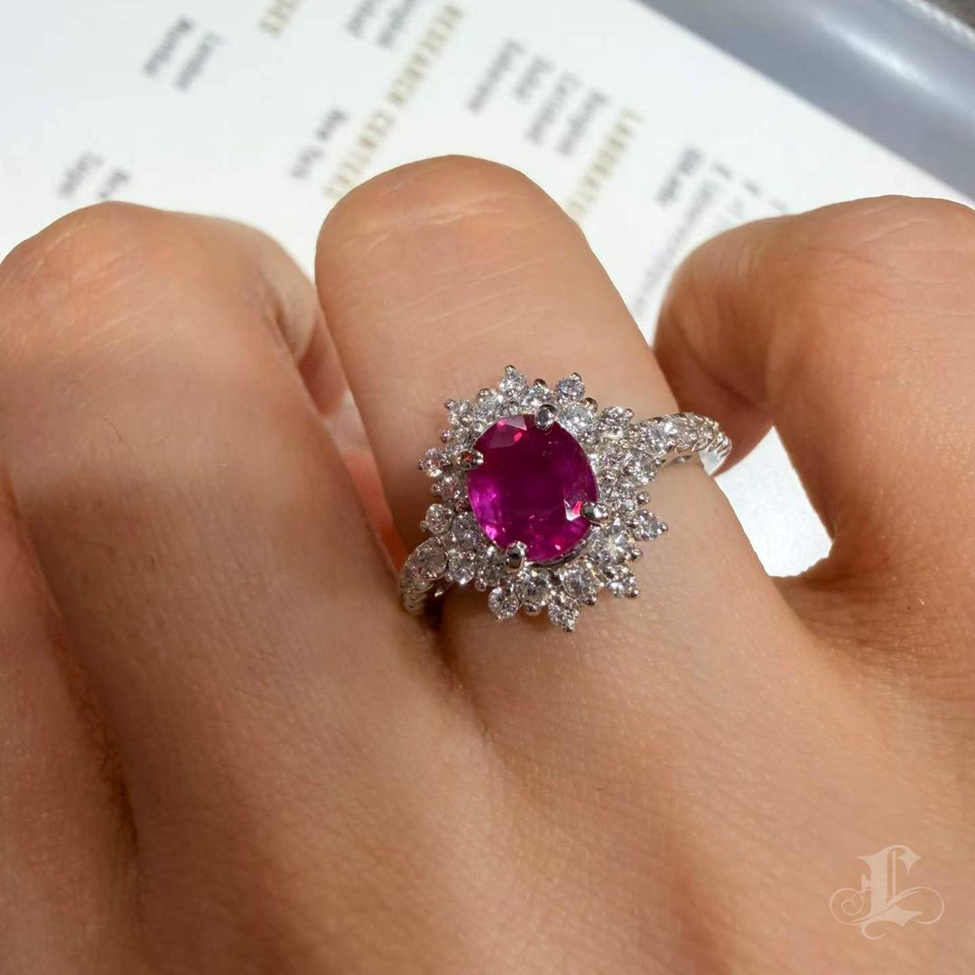 Anello in platino con rubino birmano non riscaldato e diamanti, certificato GIA da 1,21 ct. in vendita 4