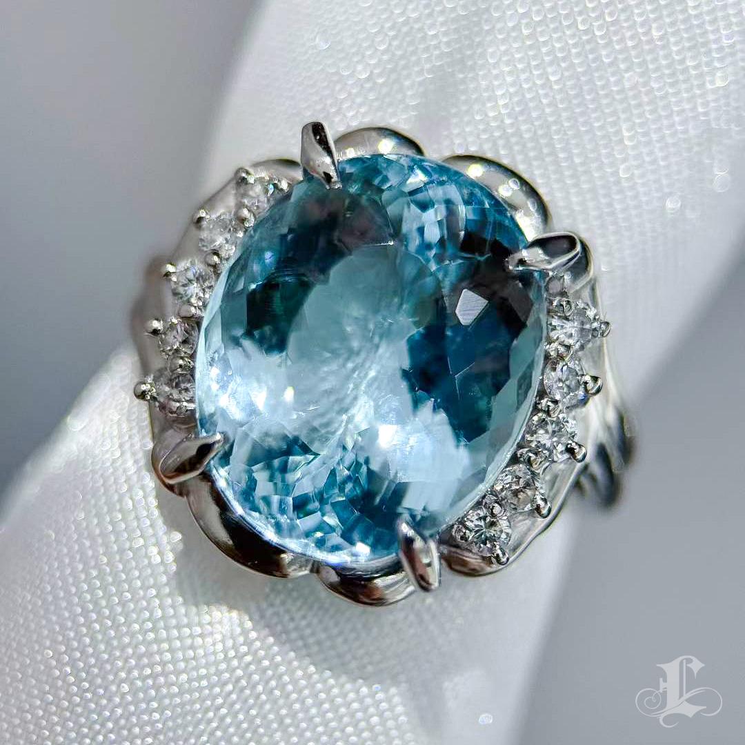 【Énigma】Glacial Flame 6.5ct Saint Maria Aquamarine Diamond Ring In New Condition For Sale In New York, NY