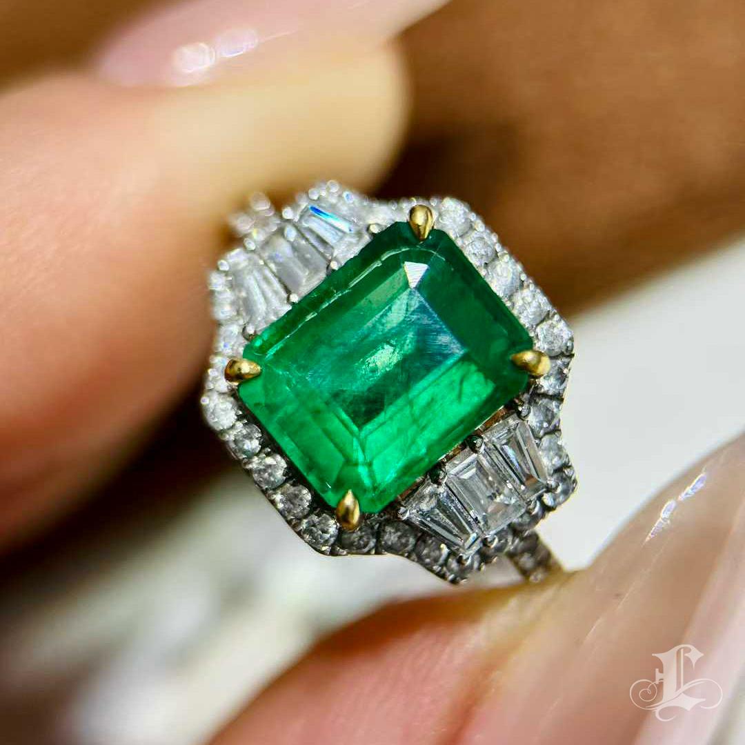 【Énigma】GRC Certified Muzo Emerald Ring — 2.25ct Vivid Green Emerald with Diamon In New Condition For Sale In New York, NY