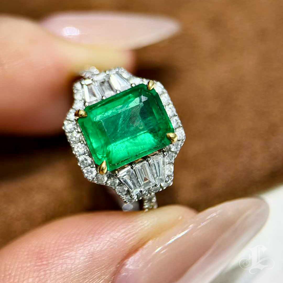 【Énigma】GRC Certified Muzo Emerald Ring — 2.25ct Vivid Green Emerald with Diamon For Sale 2