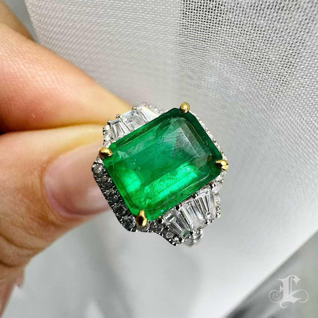 【Énigma】GRC Certified Muzo Emerald Ring — 2.25ct Vivid Green Emerald with Diamon For Sale 3