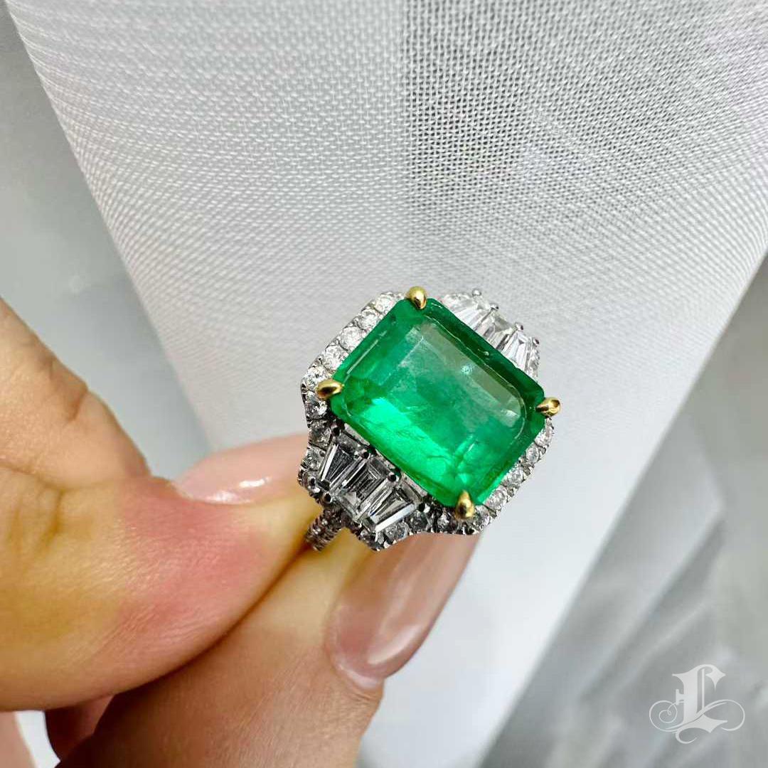 【Énigma】GRC Certified Muzo Emerald Ring — 2.25ct Vivid Green Emerald with Diamon For Sale 4