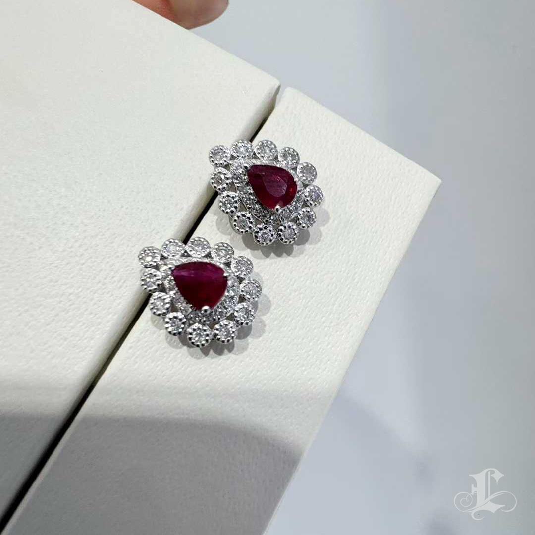 【Énigma】GRM Certified Scarlet Dewdrop 0.56ct Ruby and Diamond Halo Earrings In New Condition For Sale In New York, NY