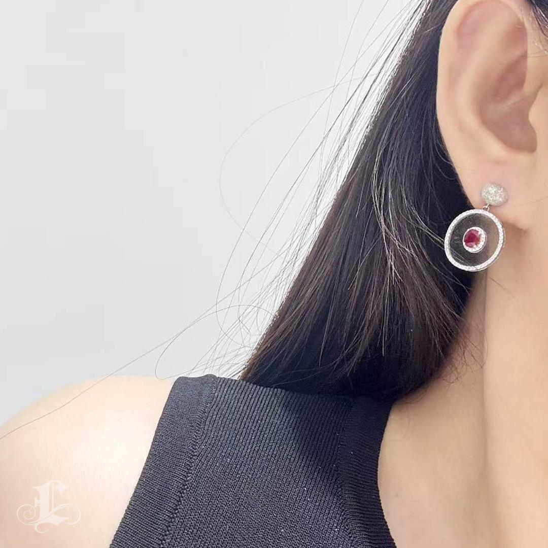 【Énigma】GUILD Certified Celestial Orbit Pigeon’s Blood Ruby Floating Earrings In New Condition For Sale In New York, NY