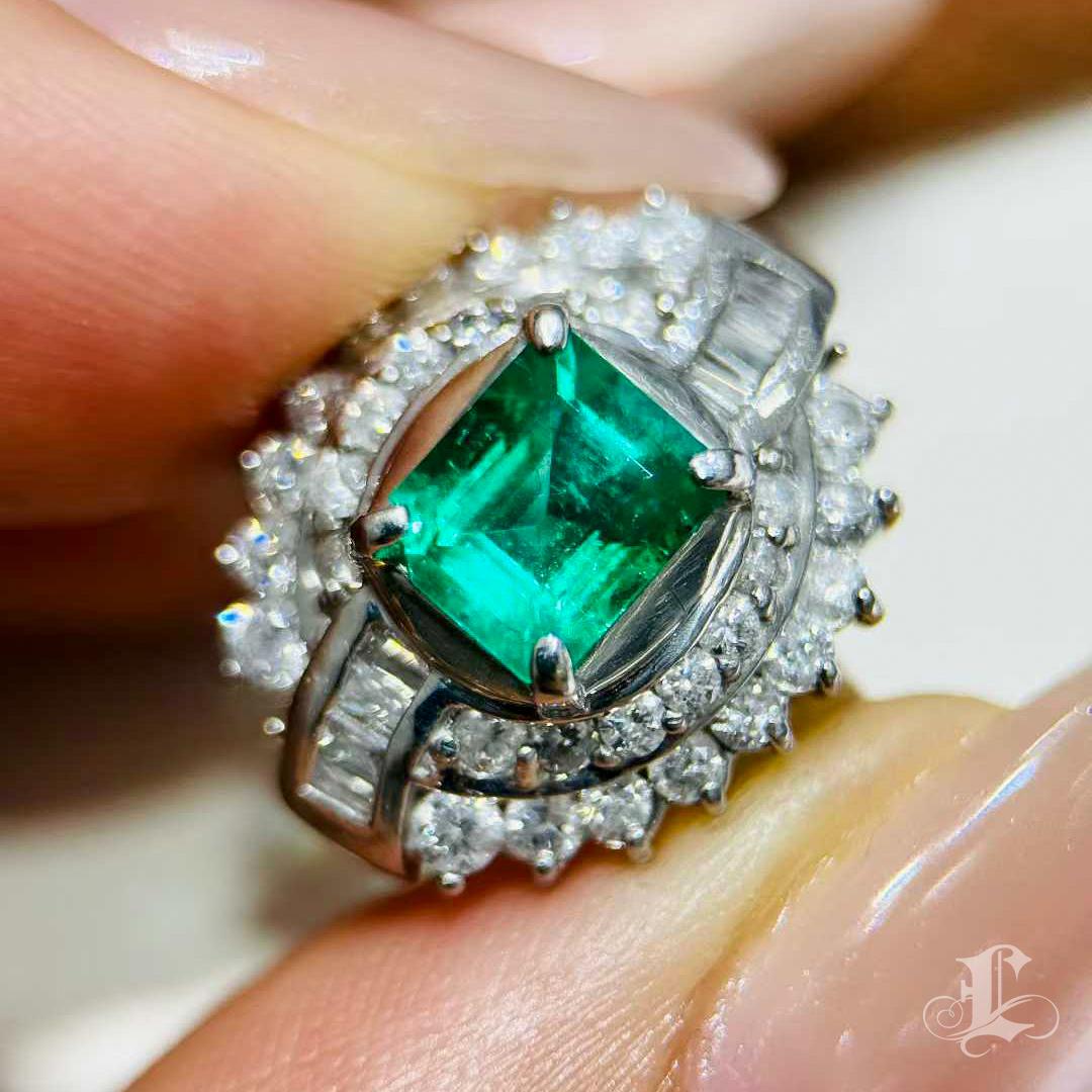【Énigma】GUILD Certified Muzo Colombian Emerald Halo Ring — 0.816ct Vivid Green In New Condition For Sale In New York, NY