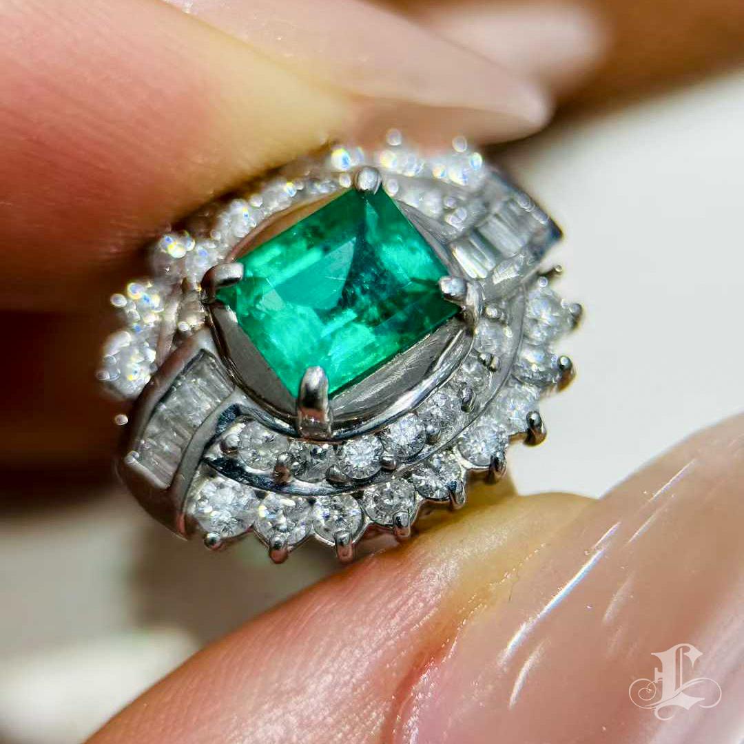 Women's 【Énigma】GUILD Certified Muzo Colombian Emerald Halo Ring — 0.816ct Vivid Green For Sale