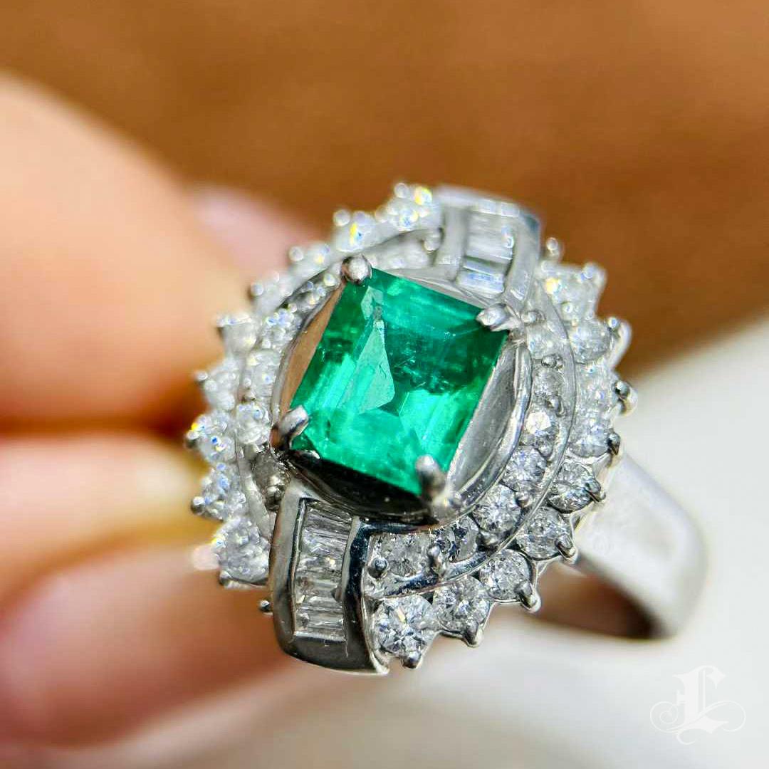 【Énigma】GUILD Certified Muzo Colombian Emerald Halo Ring — 0.816ct Vivid Green For Sale 1