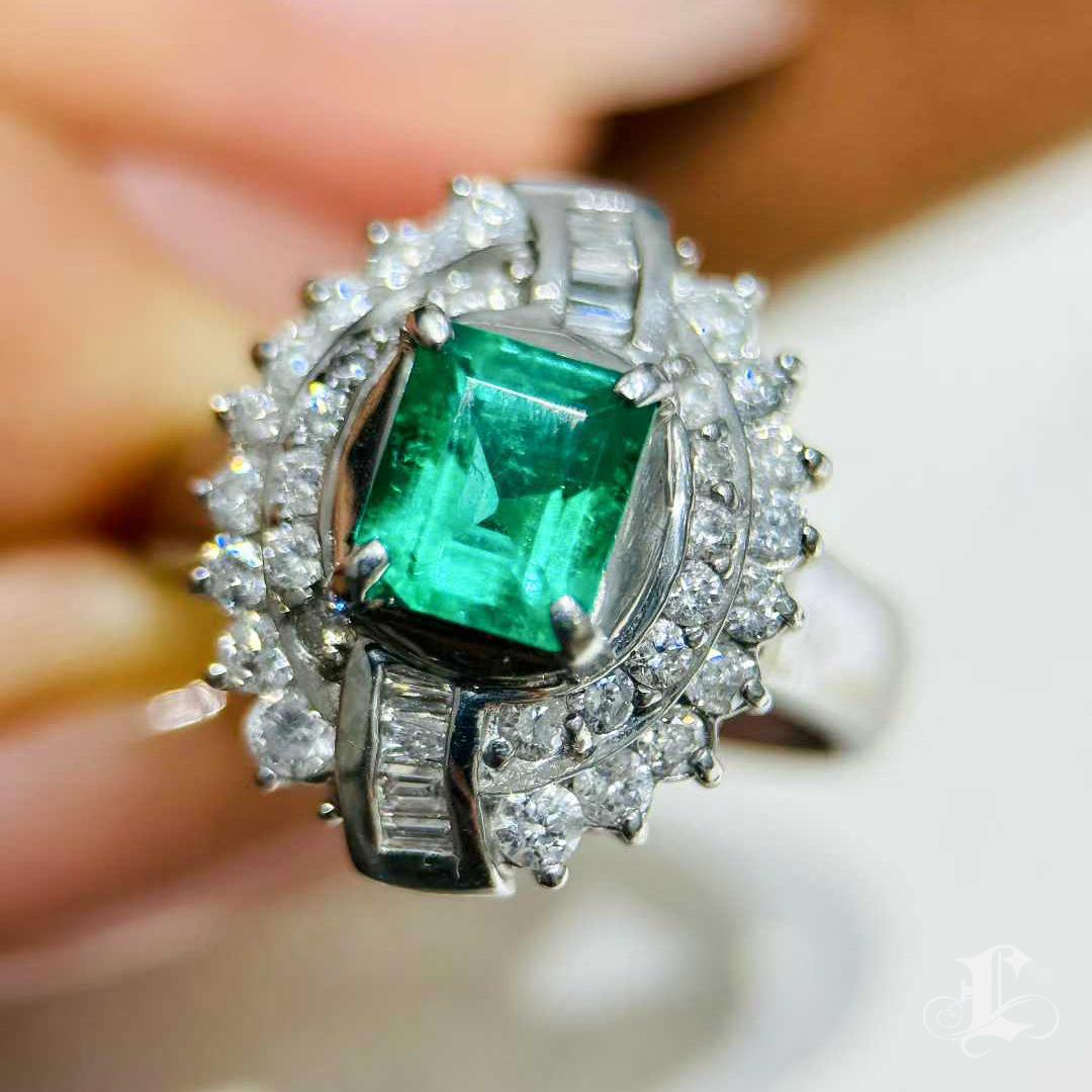 【Énigma】GUILD Certified Muzo Colombian Emerald Halo Ring — 0.816ct Vivid Green For Sale 2