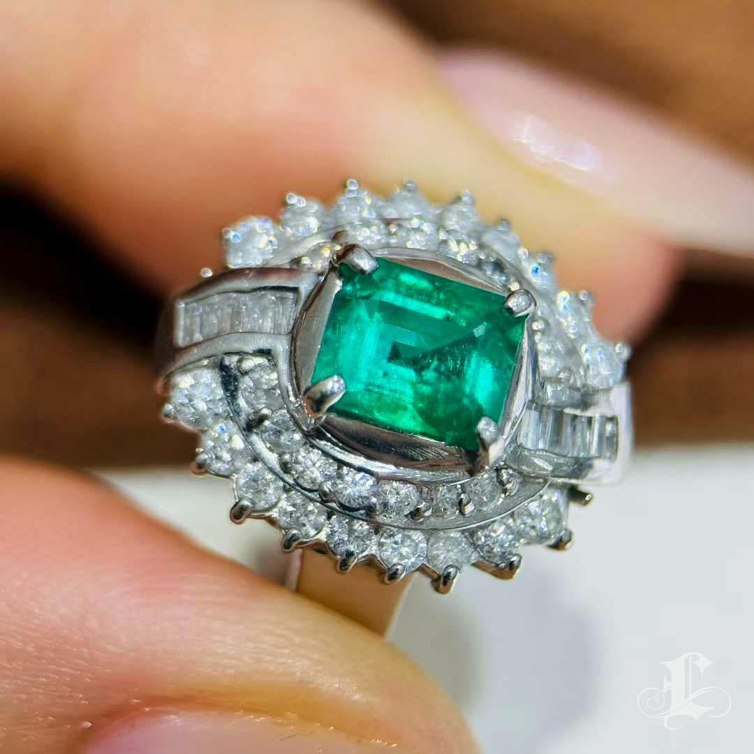 【Énigma】GUILD Certified Muzo Colombian Emerald Halo Ring — 0.816ct Vivid Green For Sale 3