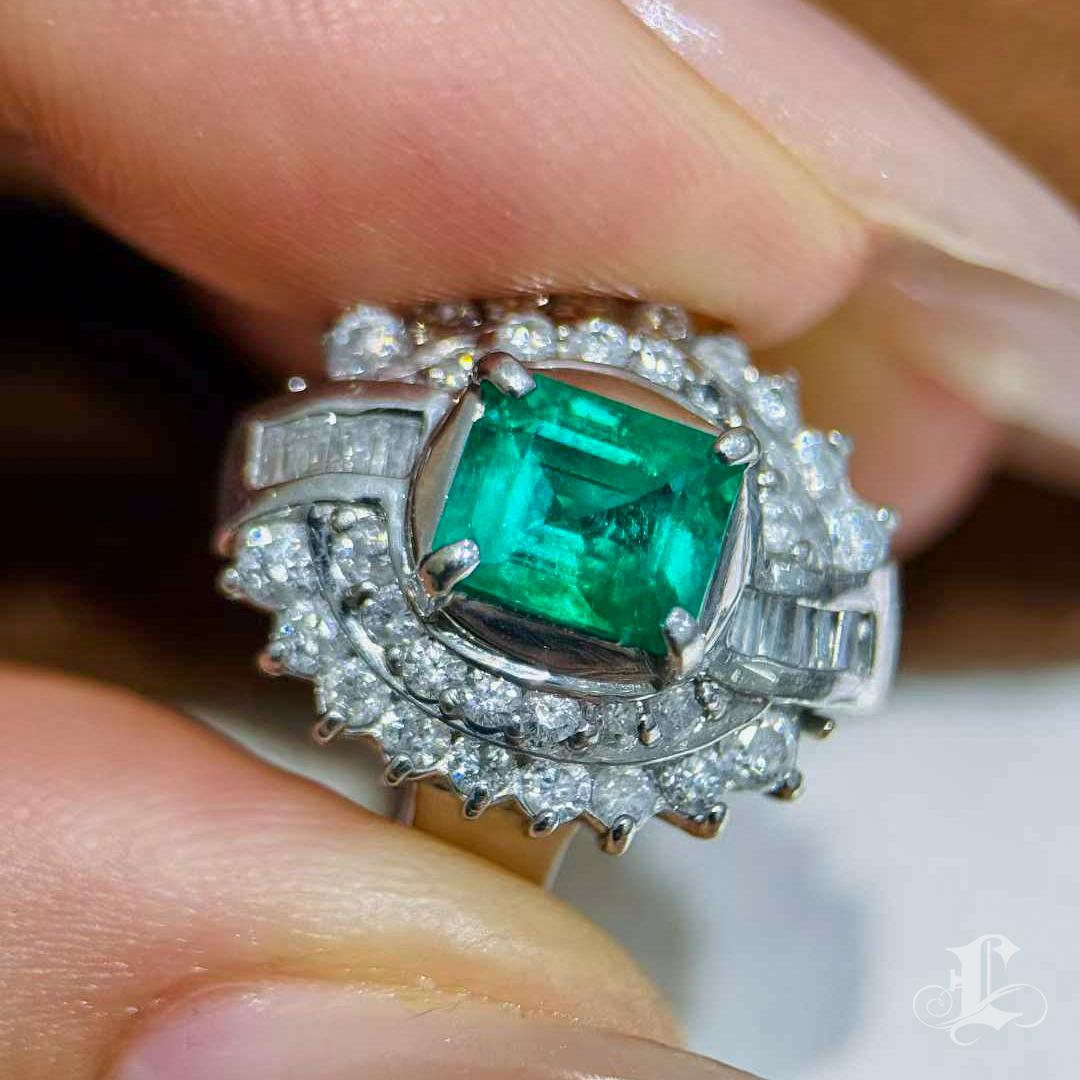 【Énigma】GUILD Certified Muzo Colombian Emerald Halo Ring — 0.816ct Vivid Green For Sale 4
