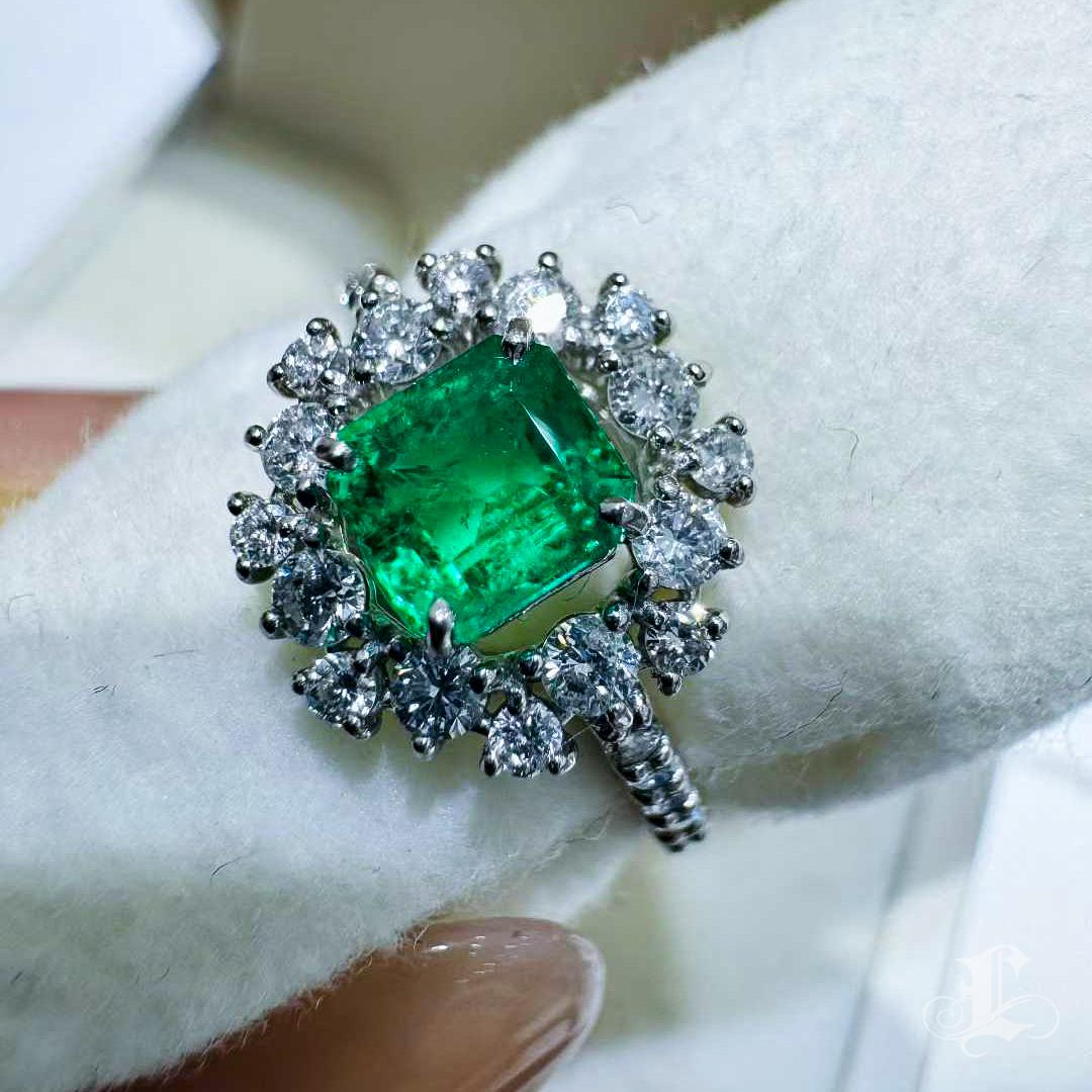 【Énigma】GUILD Certified Muzo Emerald Halo Ring — No Oil 0.668ct In New Condition For Sale In New York, NY