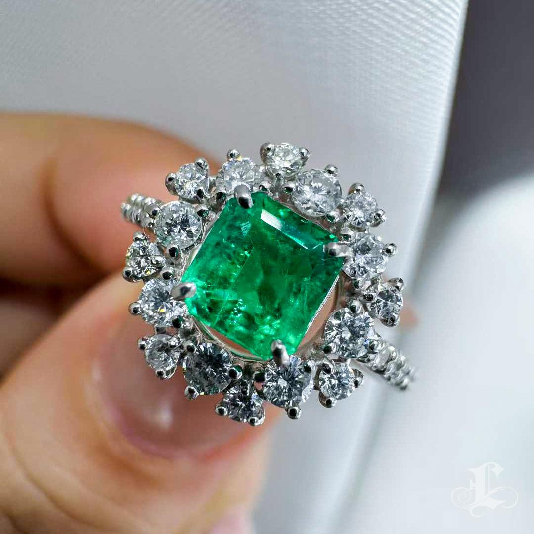 Women's 【Énigma】GUILD Certified Muzo Emerald Halo Ring — No Oil 0.668ct For Sale