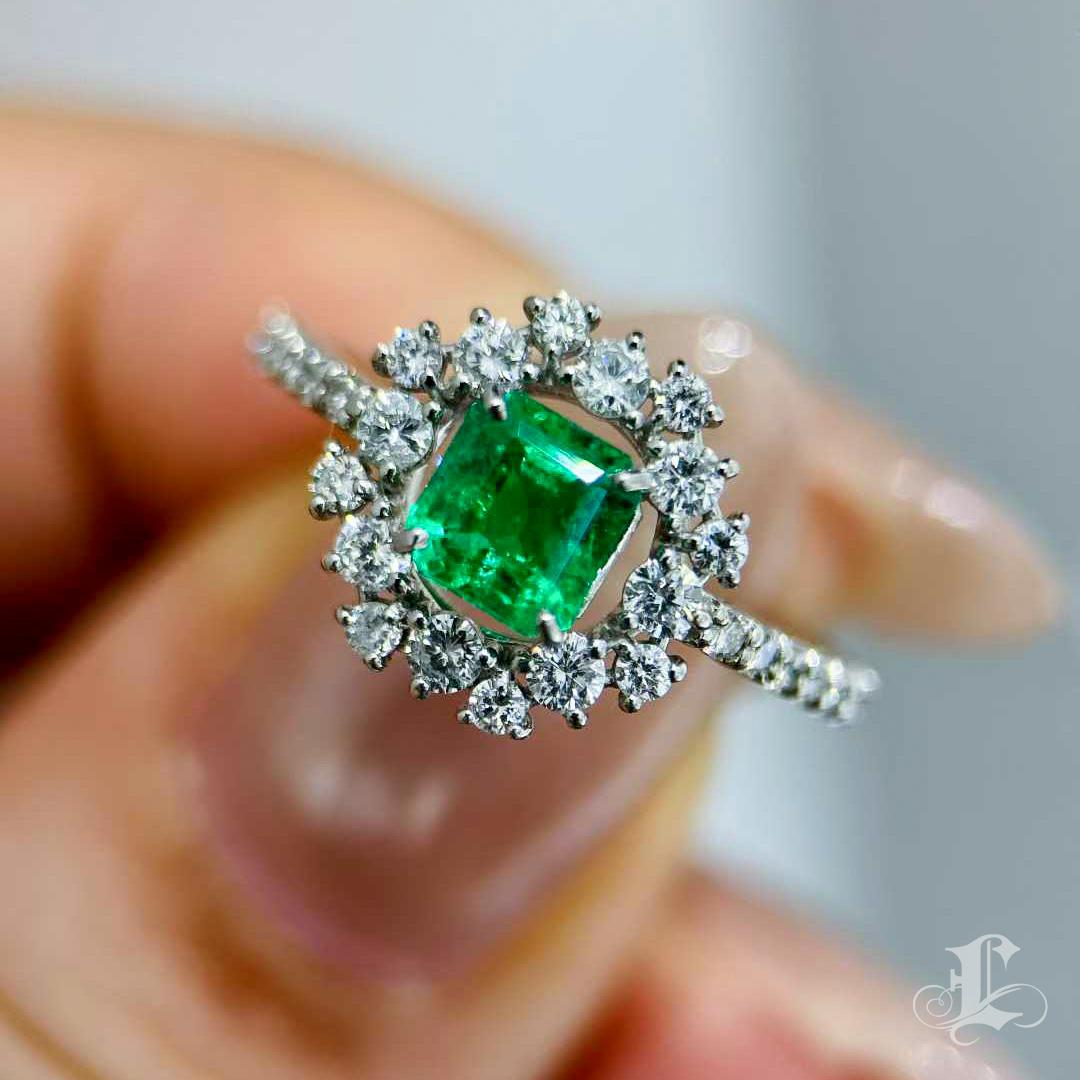 【Énigma】GUILD Certified Muzo Emerald Halo Ring — No Oil 0.668ct For Sale 2