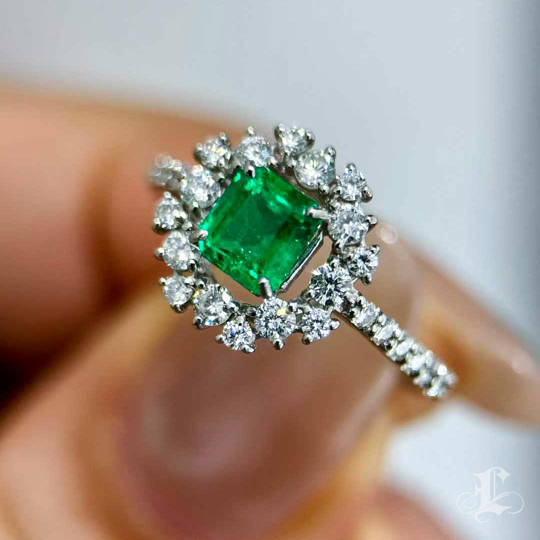 【Énigma】GUILD Certified Muzo Emerald Halo Ring — No Oil 0.668ct For Sale 4
