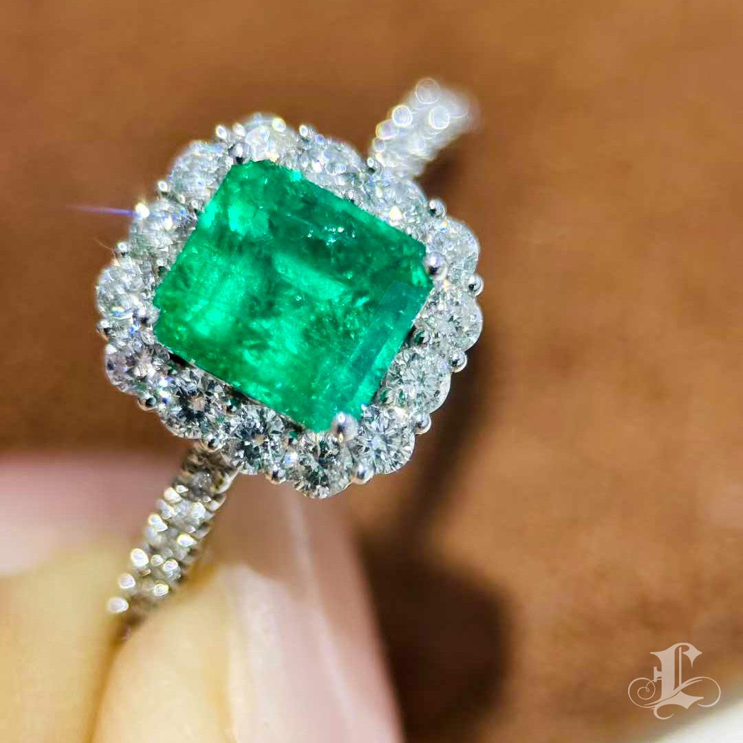 【Énigma】GUILD Bague certifiée Muzo Verdant Green Emerald & Diamond - 1.33ct Neuf - En vente à New York, NY
