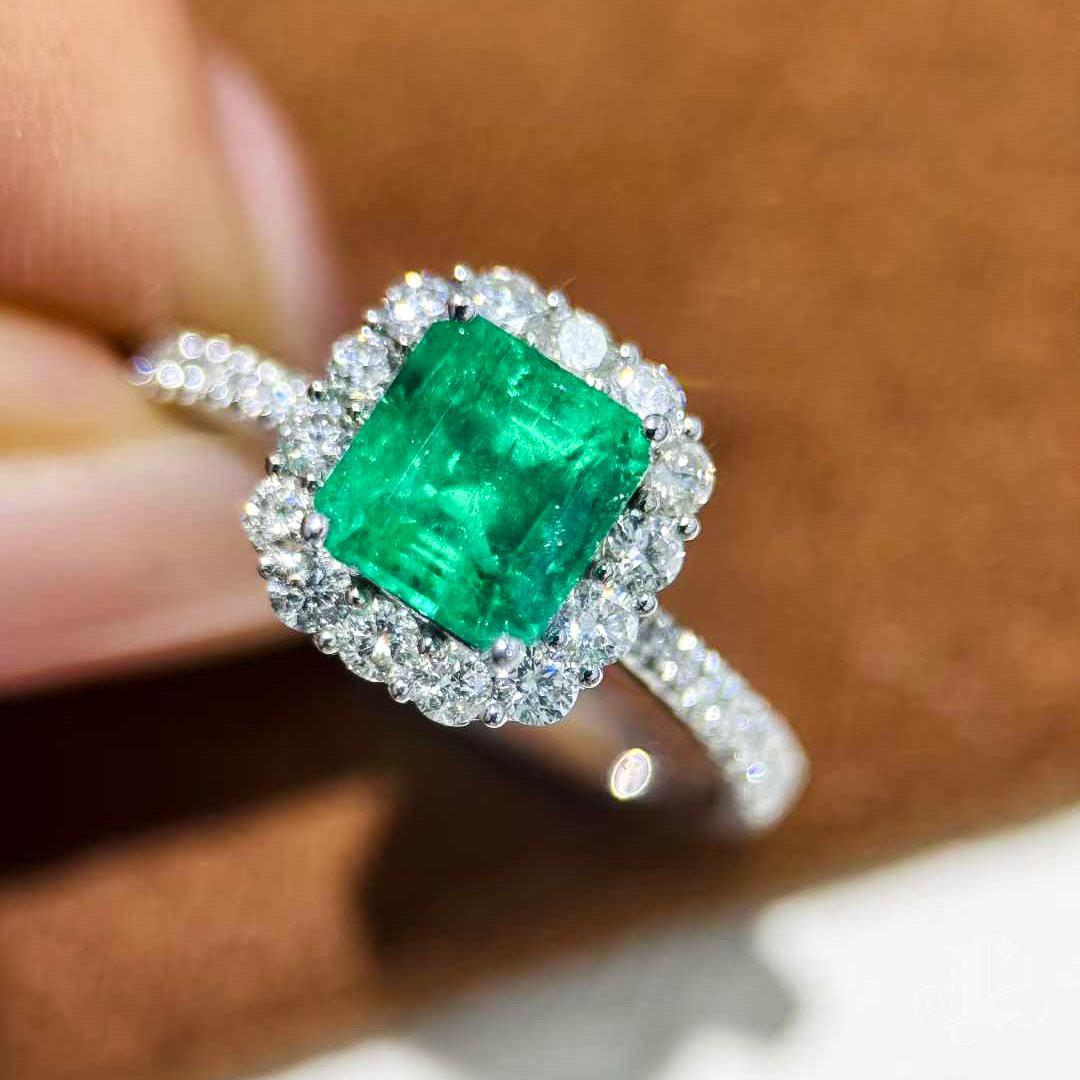【Énigma】GUILD Bague certifiée Muzo Verdant Green Emerald & Diamond - 1.33ct en vente 1