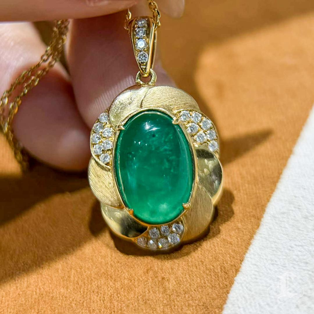 Donna Ciondolo con smeraldo colombiano e diamante certificato Verdant Bloom 5,05 ct. in vendita