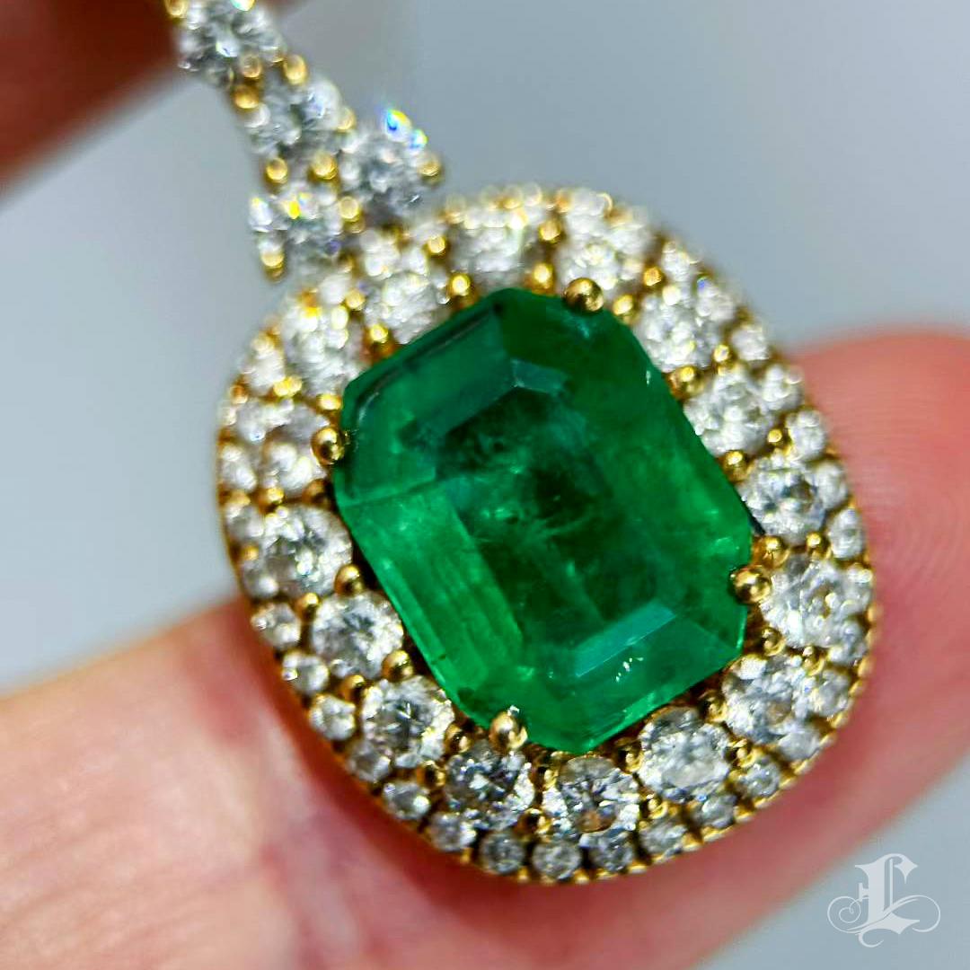 【Énigma】GUILD Certificado Verdant Empress Vivid Collar Halo de Diamantes Esmeralda en Nuevo estado para la venta en New York, NY