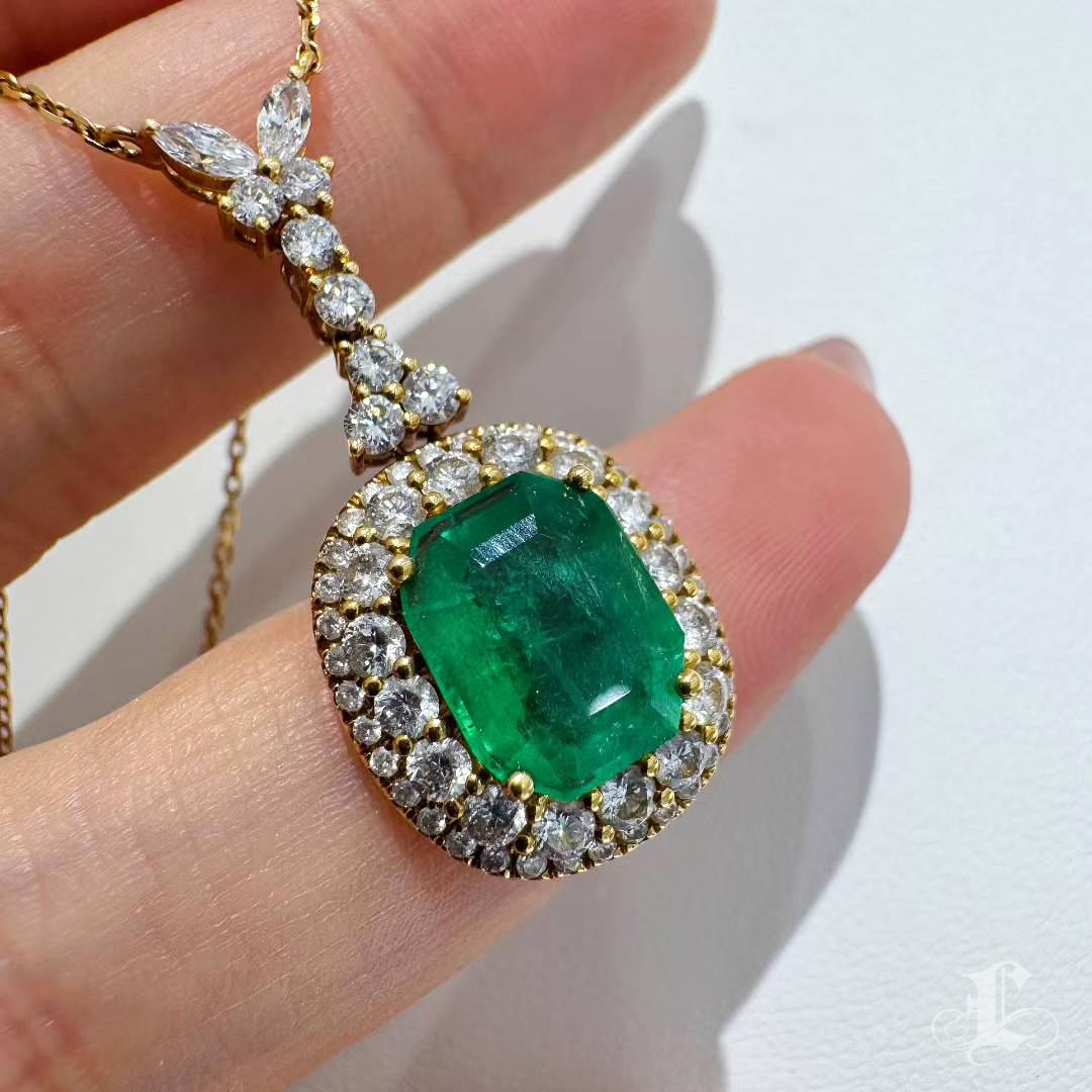【Énigma】GUILD Certificado Verdant Empress Vivid Collar Halo de Diamantes Esmeralda en venta 3