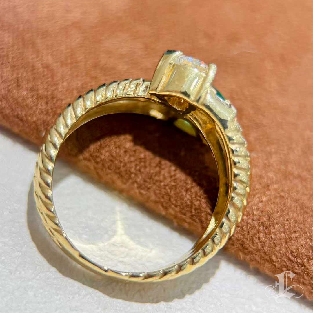【Énigma】Heart to Heart 18K Gold Baguette Diamond & Emerald Heart Ring For Sale 5