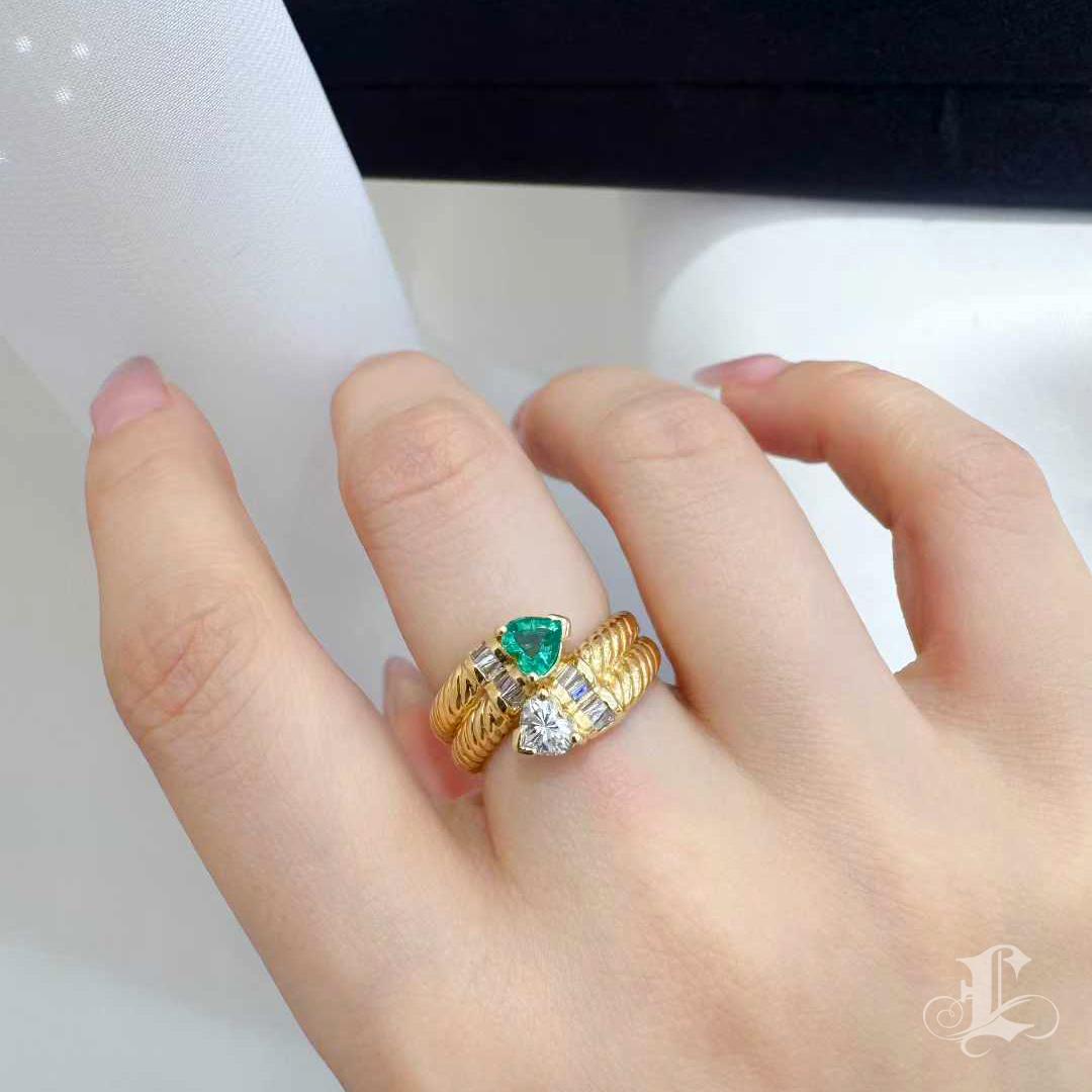 Heart Cut 【Énigma】Heart to Heart 18K Gold Baguette Diamond & Emerald Heart Ring For Sale