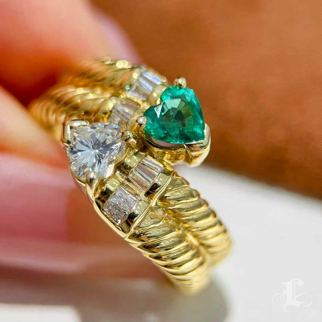 【Énigma】Heart to Heart 18K Gold Baguette Diamond & Emerald Heart Ring In New Condition For Sale In New York, NY